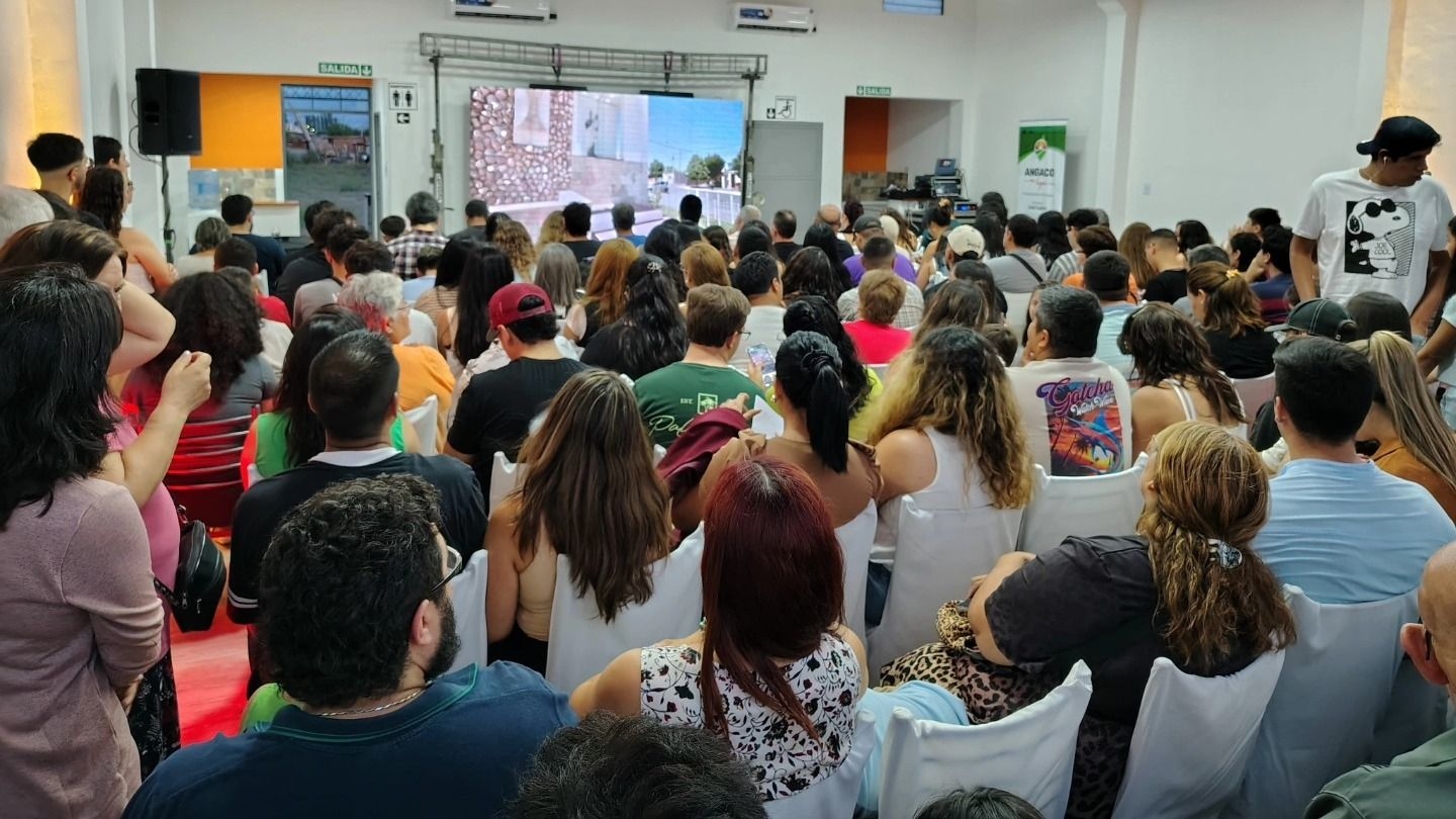 Angaco entregó resoluciones a 195 familias que ya pueden construir