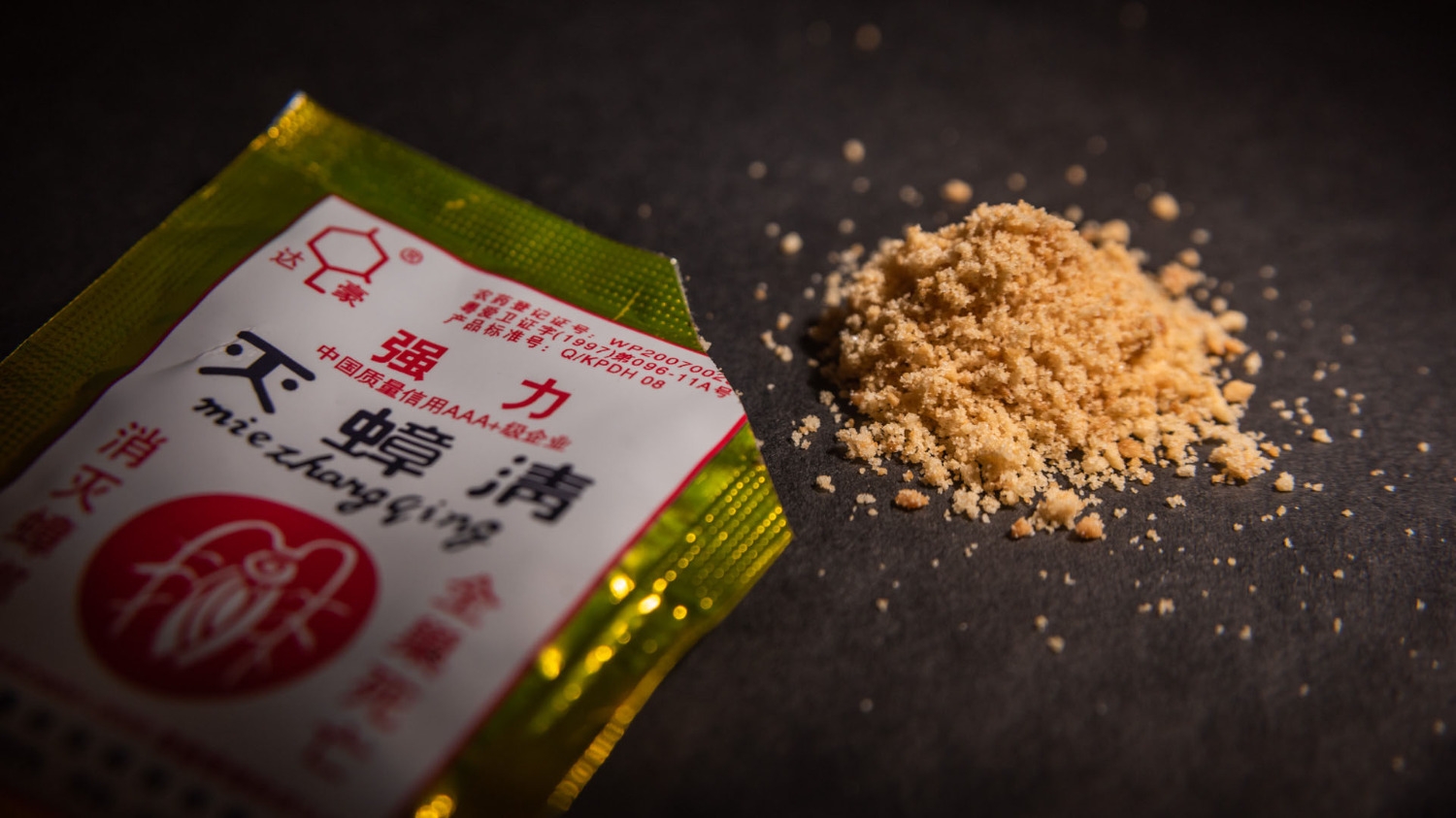 Prohibido por ANMAT pero de venta masiva: los riesgos del "polvo chino" mata cucarachas