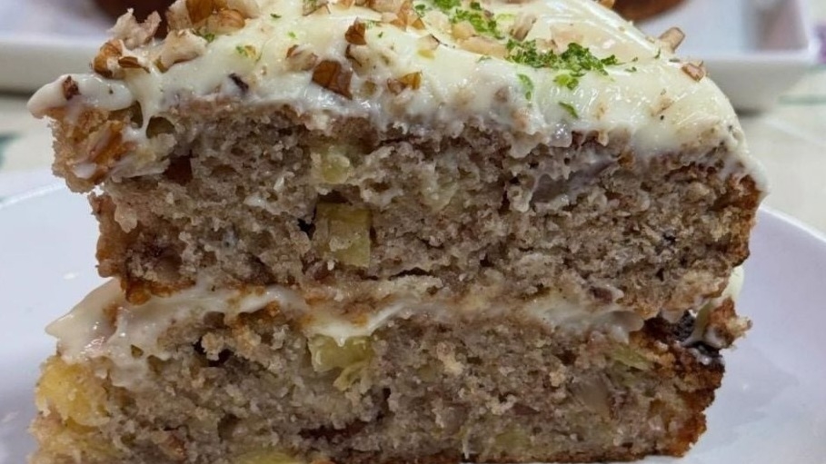 Receta de torta de banana y ananá con crema de queso y lima