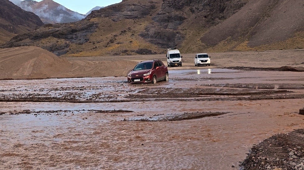 Rescataron a una familia atrapada por una creciente en Agua Negra 