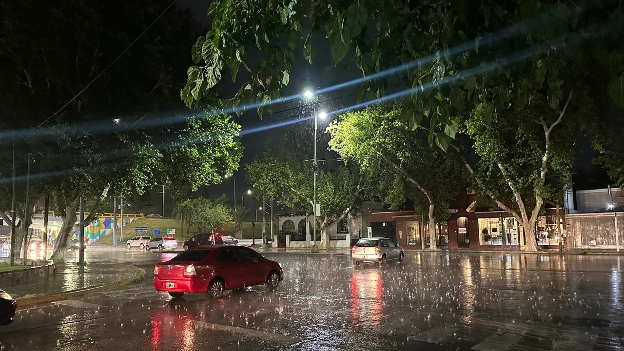 La tormenta se hizo sentir en la noche sanjuanina con lluvias y granizo