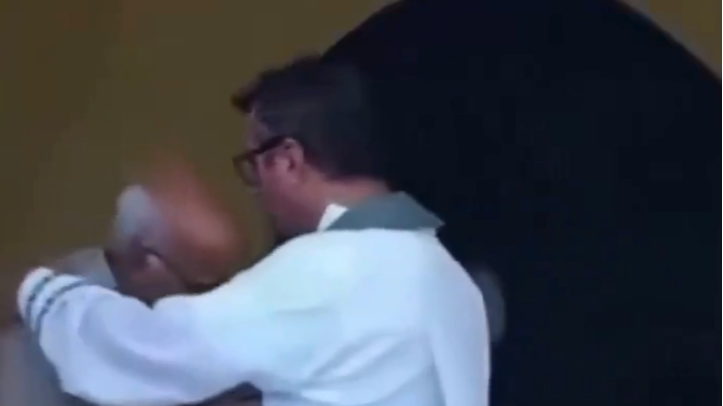 Sacerdote abraza a abuelo tras recibir trágica noticia en misa