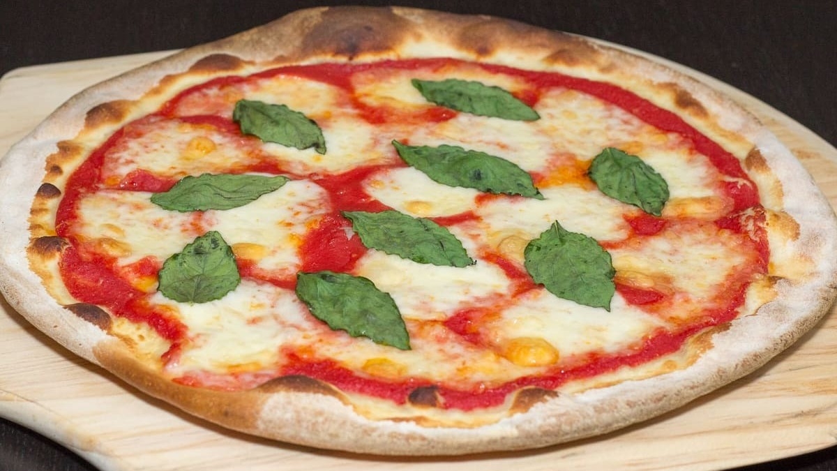 ¡Chau microondas! El truco italiano para recalentar la pizza y dejarla como nueva