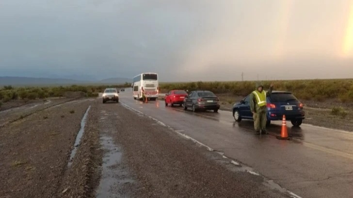 Cortaron la Ruta 40 en Ullum tras la bajada de una fuerte creciente