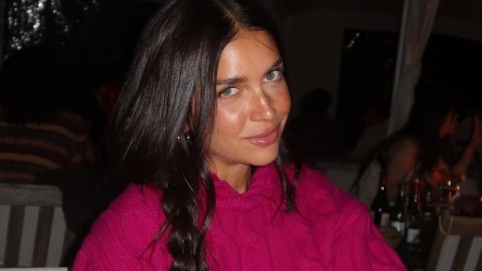 Zaira Nara impone tendencia con bikini y pollera de lurex azul