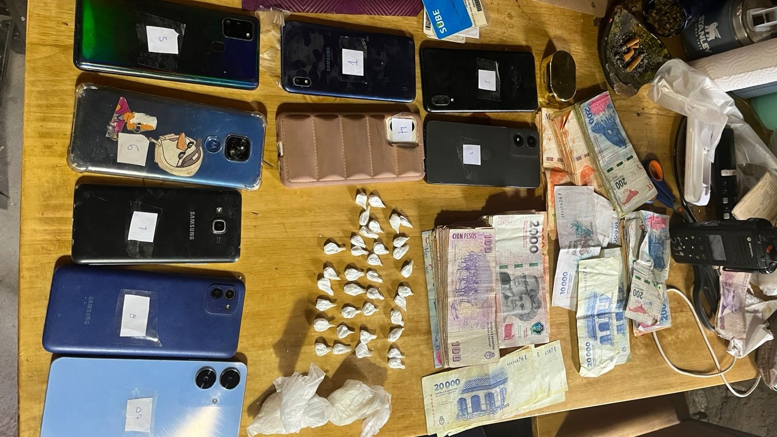 Entraron a robar y cayeron con cocaína, herramientas y celulares hay un menor implicado