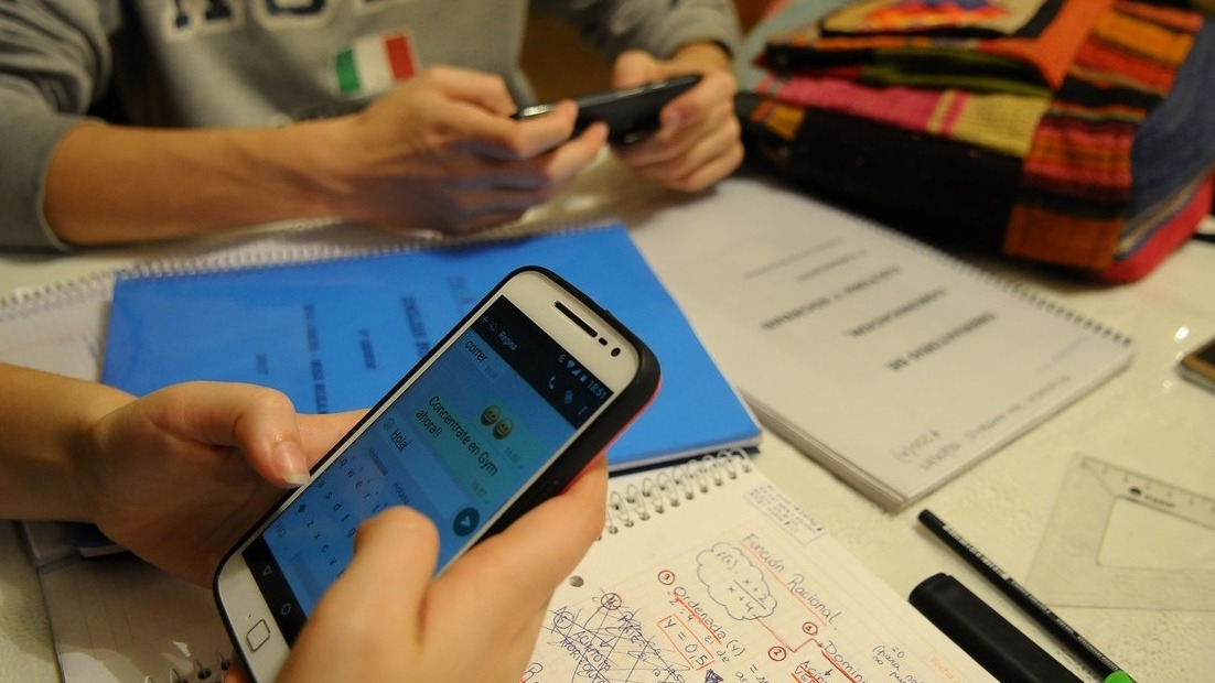 Francia da el primer paso para prohibir el acceso a redes sociales a menores de 15