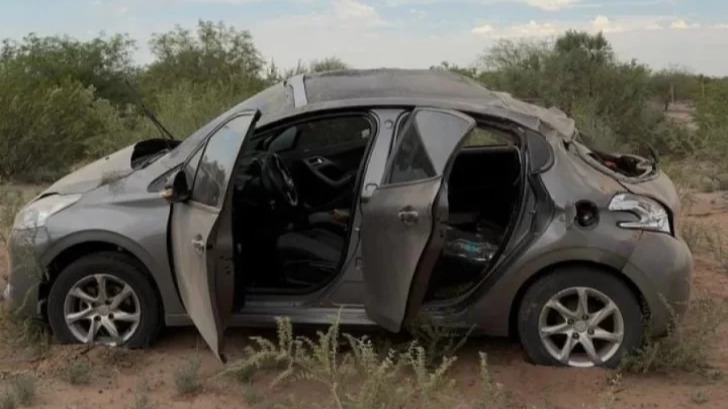 Por evitar un bache, un auto pierde el control y deja dos heridos en el límite San Juan-La Rioja
