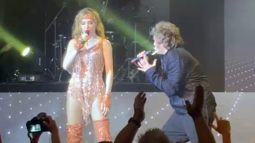 Milei cantó con Fátima Florez en su obra teatral y habló en la “cumbre anti-zurda”