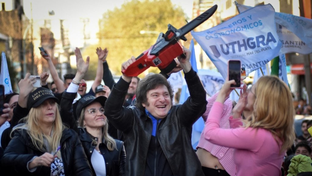 Sturzenegger prometió "pasar la motosierra" por provincias y municipios si Milei gana en 2027