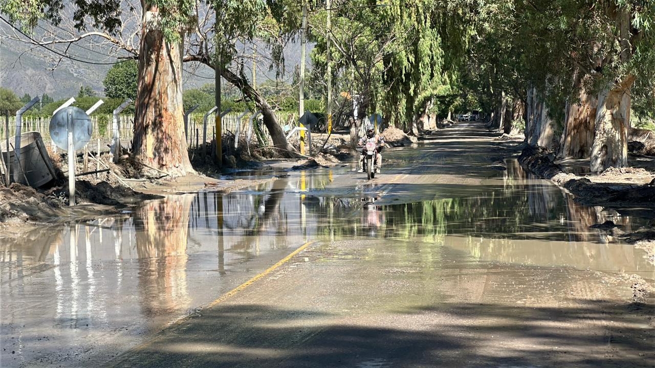 Zonda nuevamente bajo el agua: reconstruyen defensas y asisten a familias