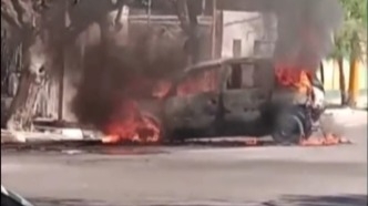 Un auto se prendió fuego en plena calle y generó preocupación entre los vecinos