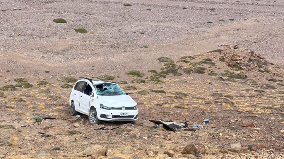 Un auto volcó en Agua Negra: una familia cayó 15 metros a un barranco