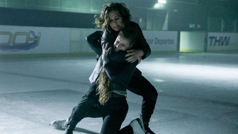 Romance y patinaje: de qué trata Bailando sobre el hielo en Netflix