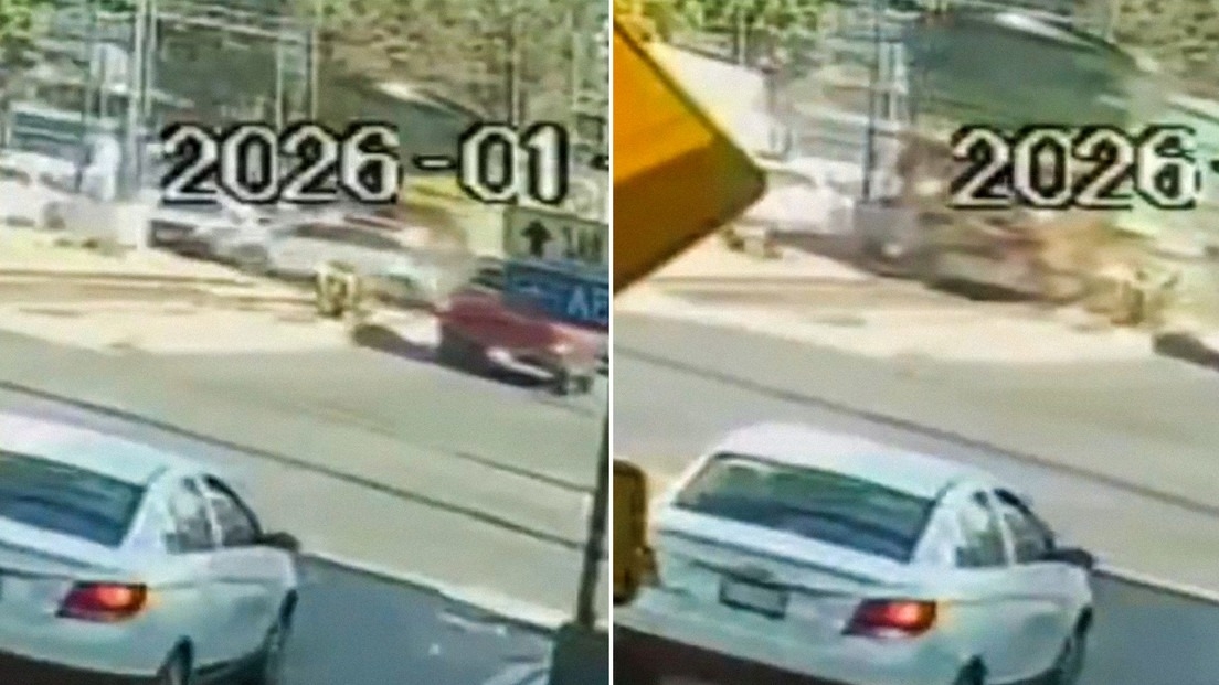 Intentó ganarle al tren y terminó arrastrado varios metros en México