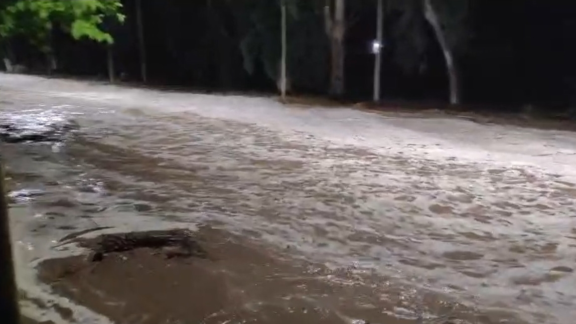 Calles convertidas en ríos: el impacto de la lluvia en Ullum
