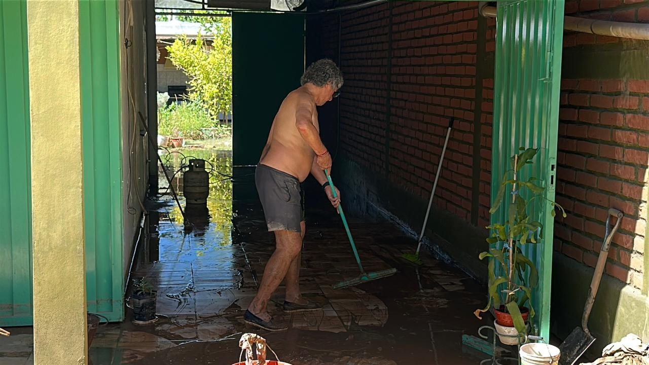 Vecinos de Ullum contaron cómo es vivir en un barrio que se inunda "una o dos veces al año" 