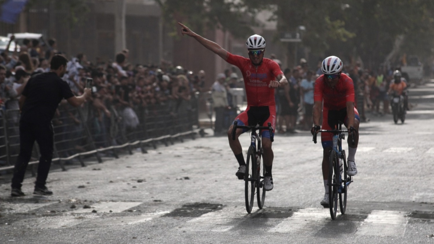Con viento y tierra, Leonardo Rodríguez, de la Municipalidad de Chimbas, ganó la etapa a la Difunta Correa