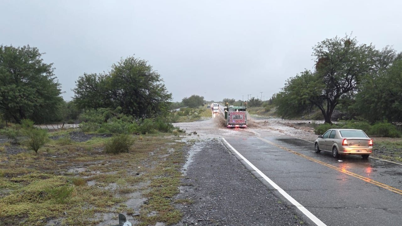 La Ruta Nacional 141 está cortada con problemas en badenes inundados y corrientes de agua y barro