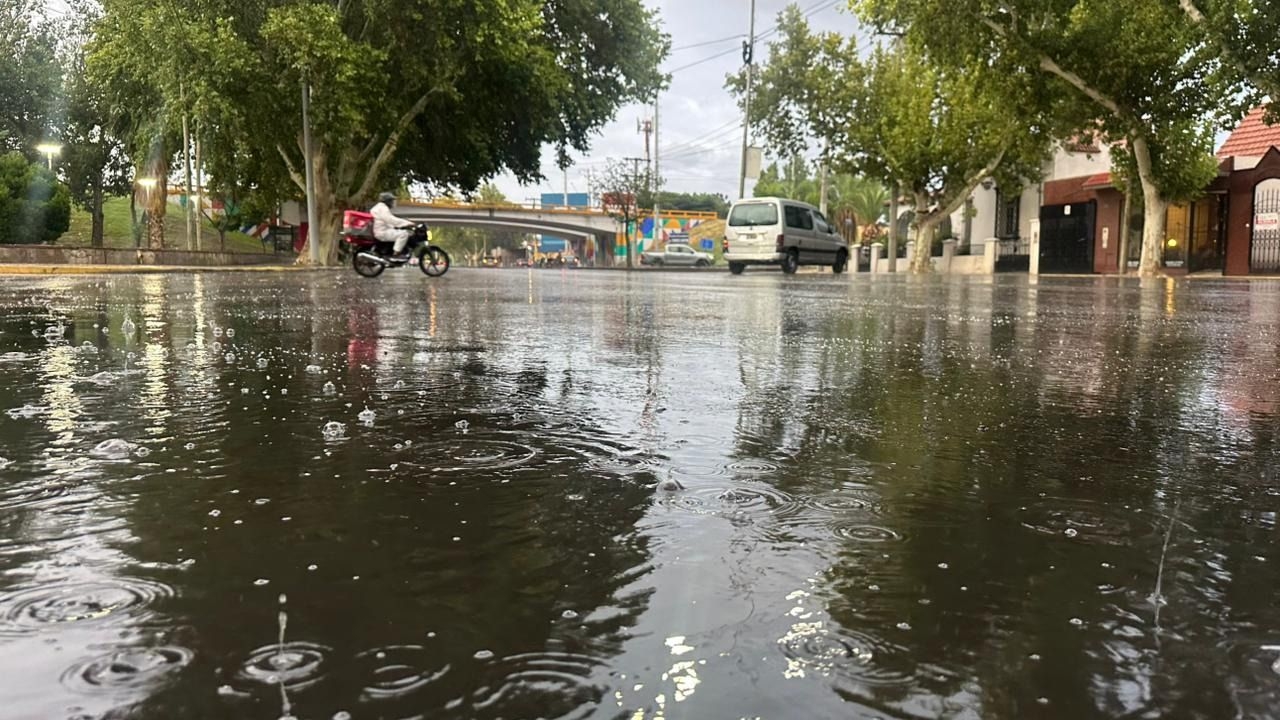 Postales de la ciudad bajo la lluvia de verano