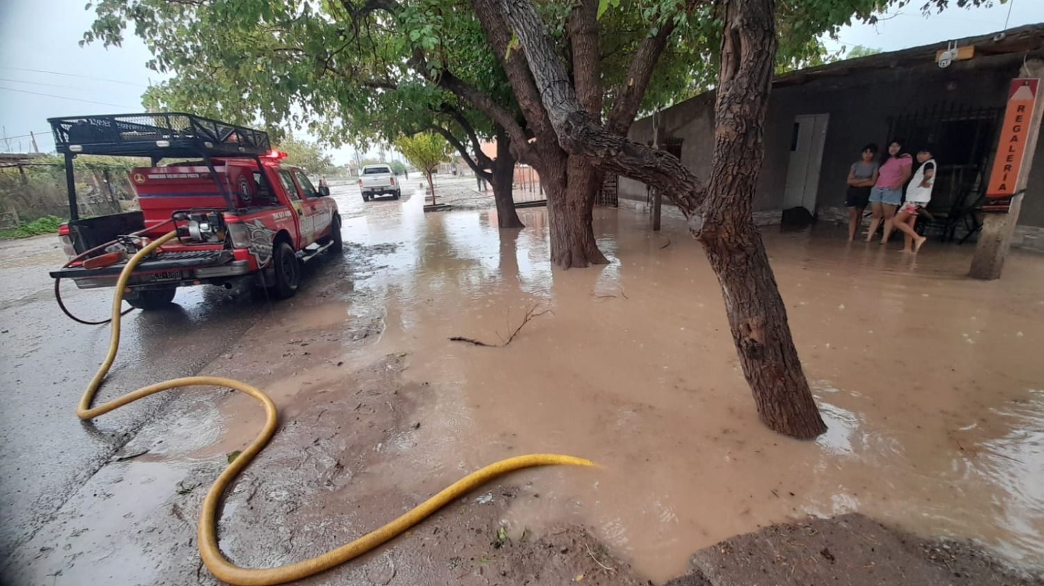 Una cuadrilla de bomberos asistió a familias inundadas por las lluvias