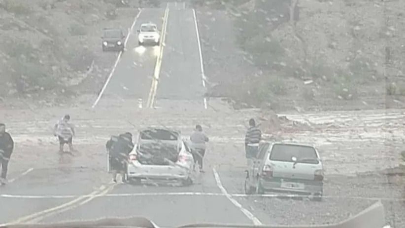 Un conductor intentó cruzar una bajada de creciente y fue arrastrado por el agua