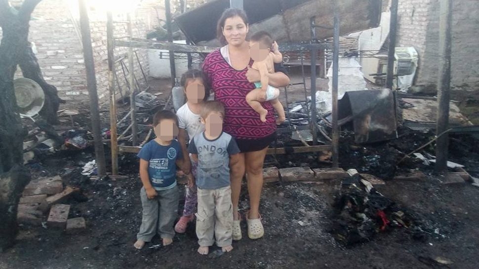 Un incendio en una vivienda dejó a una familia con lo puesto