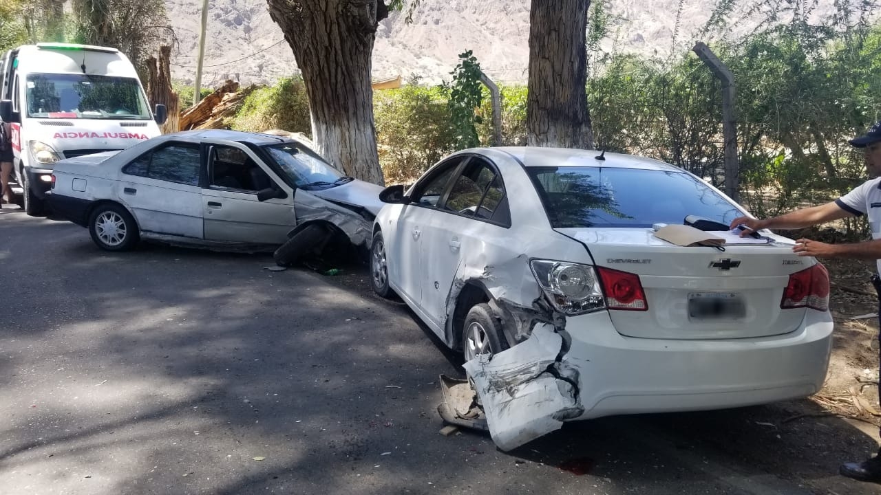 Un fortísimo choque entre vehículos dejó a dos personas heridas 
