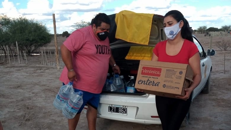 Taxistas sanjuaninos llevaron agua y alimentos a la comunidad Pinkanta en 25 de Mayo 