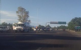 Choque entre un auto y moto en Ruta 40 terminó con un hombre en el Hospital 