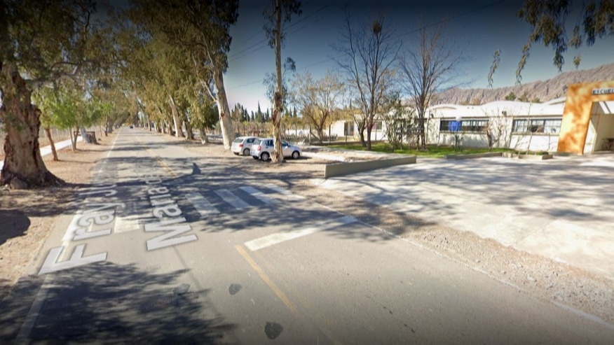 Motociclista quedó internado tras esquivar a un caballo y chocar contra un árbol 