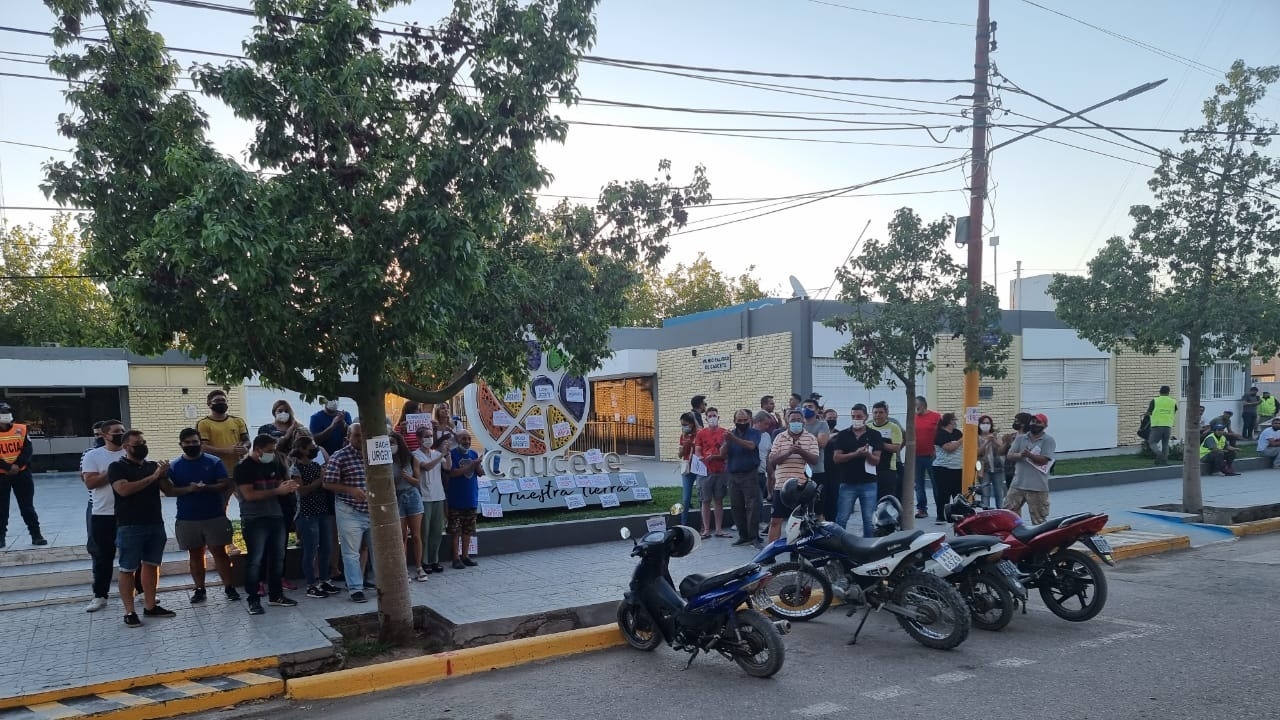 Comerciantes de Caucete salieron a la calle para reclamar la conclusión de una obra