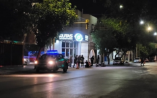 Un hombre terminó herido tras chocar contra una camioneta