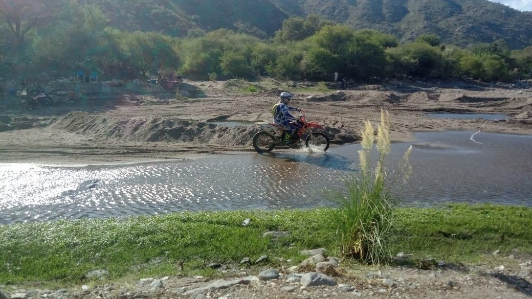 Denuncian al Safari tras las Sierras por circular en los ríos e incumplir la resolución de Ambiente
