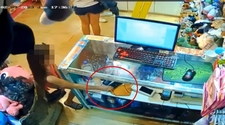 Una menor entró a un local y aprovechó un descuido para robarse un celular