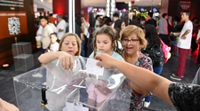Una mujer que estaba en el sorteo ganó la casa del IPV en la FNS