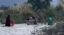 Una familia tuvo que ser rescatada del Río San Juan