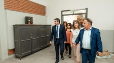 Orrego recorrió la obra de refacción de la escuela Cecilio Ávila en Rawson