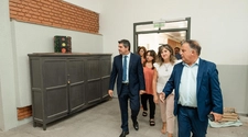 Orrego recorrió la obra de refacción de la escuela Cecilio Ávila en Rawson