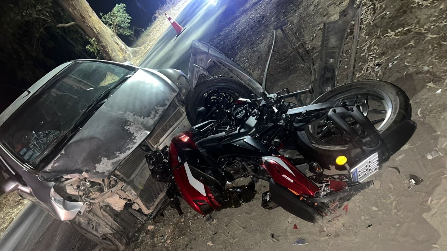 Fuerte accidente en Ruta 12: auto impactó contra una moto de frente