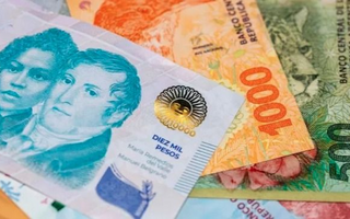 Los salarios registrados aumentaron 2,4% en diciembre y perdieron frente a la inflación