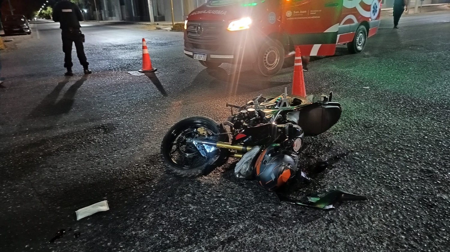 Un grave choque entre una moto y una camioneta dejó a dos jóvenes heridos