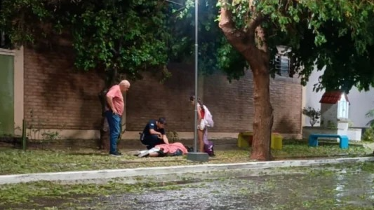 Una reconocida exboxeadora sanjuanina sufrió una descarga eléctrica al tocar una farola