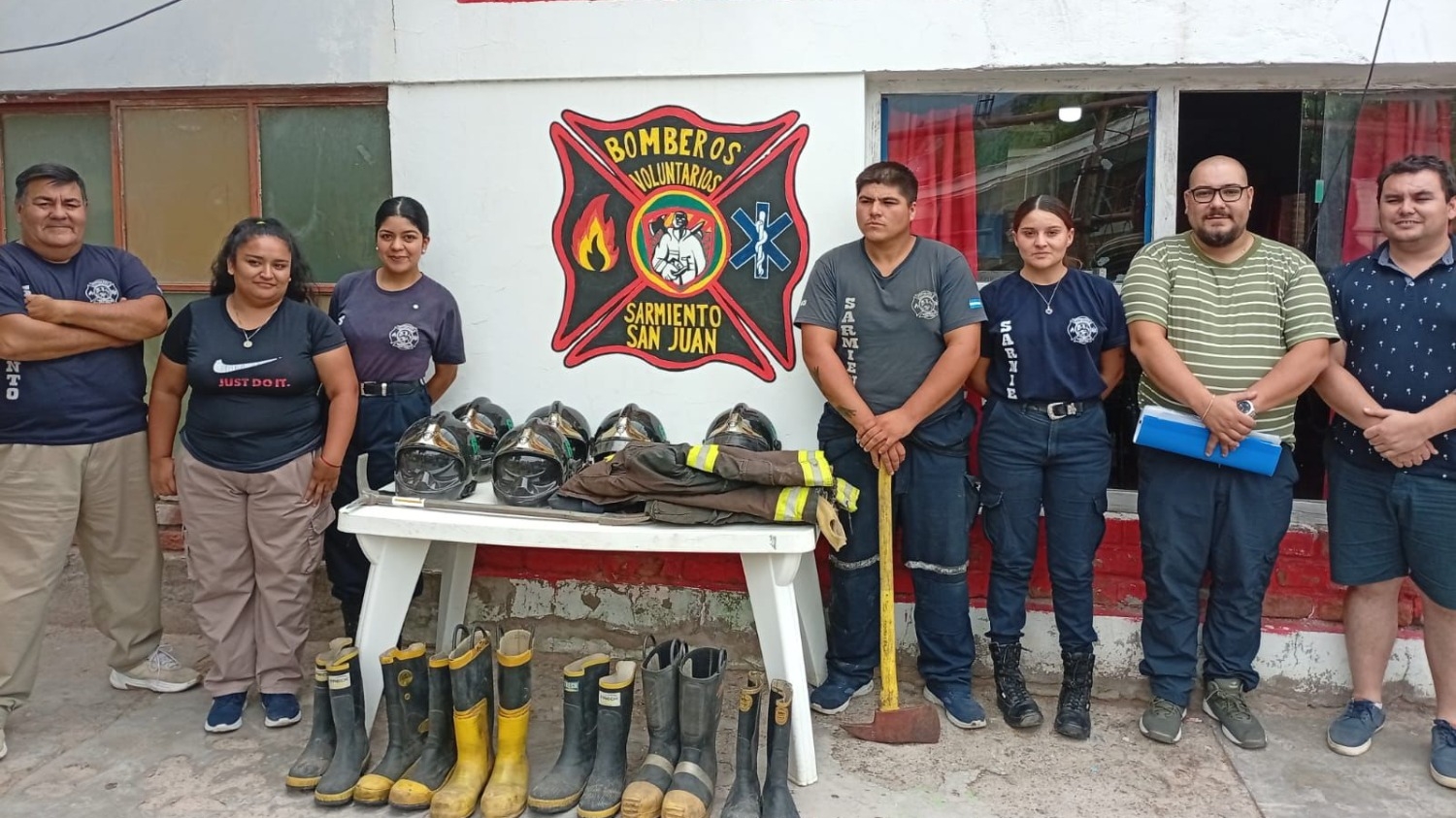 Bomberos chilenos visitaron el cuartel y donaron equipos a Sarmiento