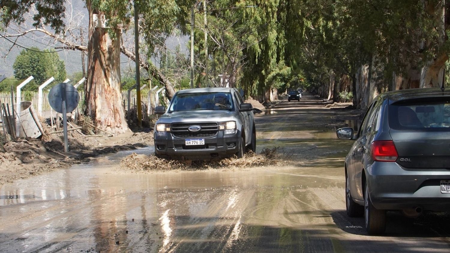 Las lluvias volvieron a golpear a Zonda y dejaron calles inundadas y árboles caídos