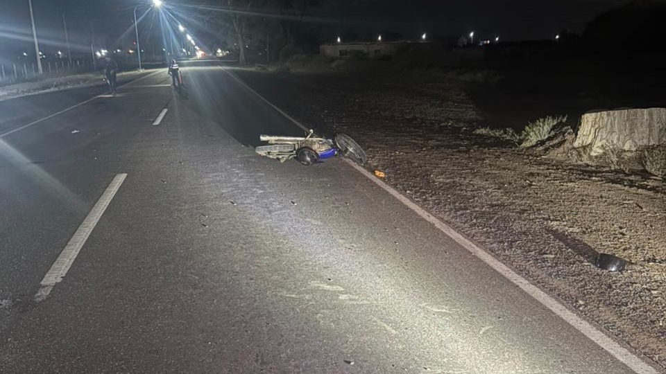 Una moto atropelló a dos peatones y dejó tres mujeres heridas