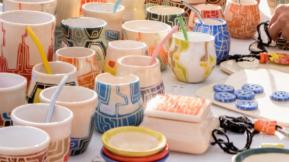 Talleres de cerámica, telar y moda circular en el Mercado Artesanal Luisa Escudero