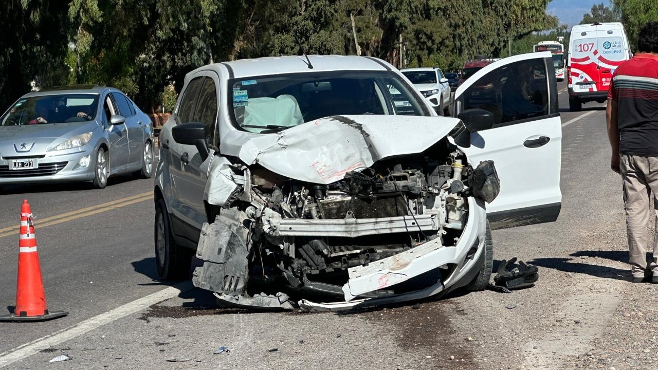 Quiso ingresar a una estación de servicio y sufrió un fuerte choque en Ruta 20