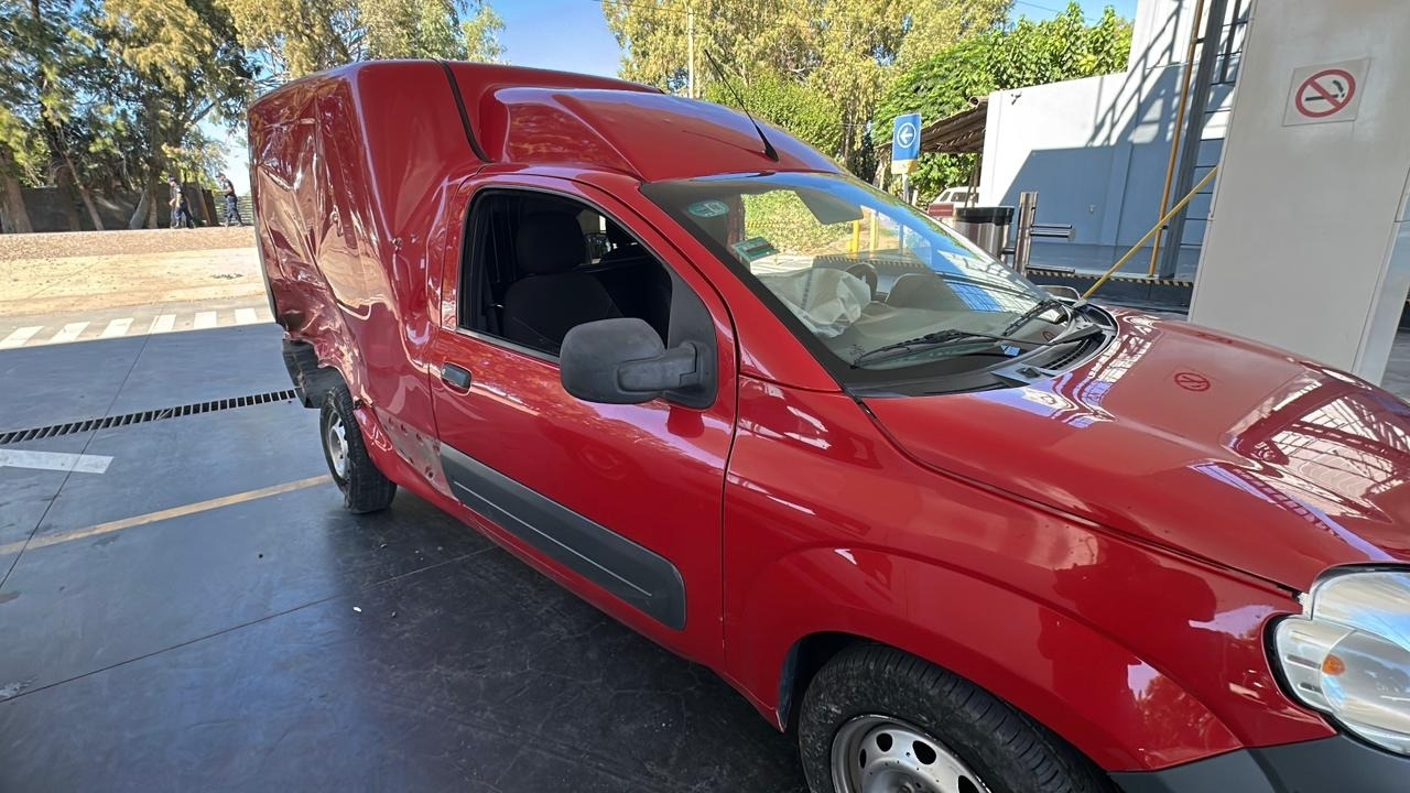 La Fiat Fiorino sufrió el impacto mientras intentaba ingresar a la YPF de La Legua. (FOTO GABRIEL FLORES // DIARIO HUARPE)