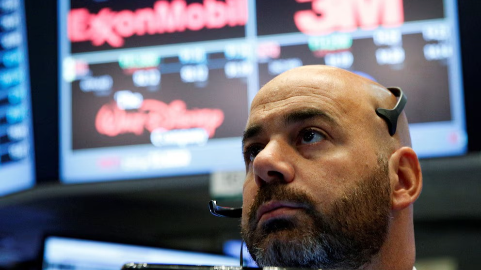 Las acciones argentinas cayeron hasta 33% y el riesgo país superó los 500